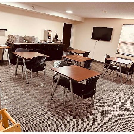 Aurora Park Inn & Suites 도슨 크릭 외부 사진