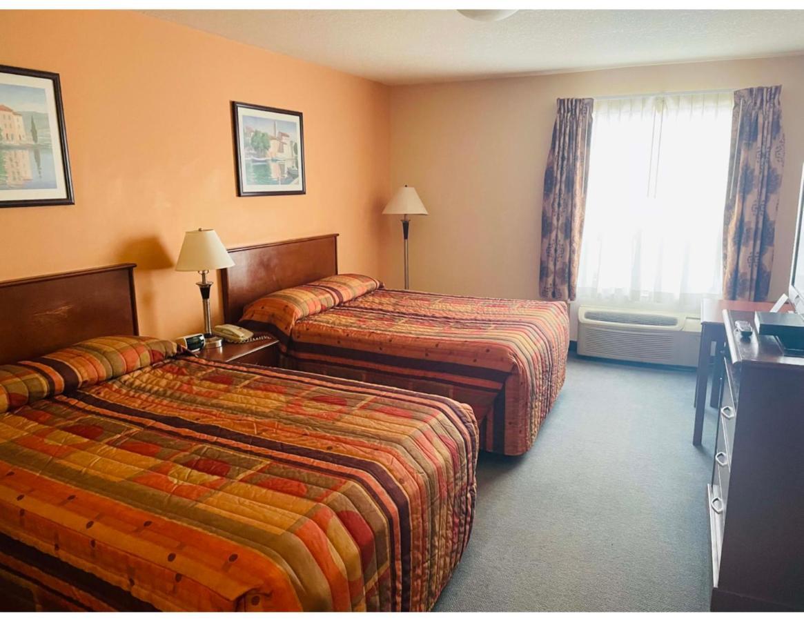 Aurora Park Inn & Suites 도슨 크릭 외부 사진