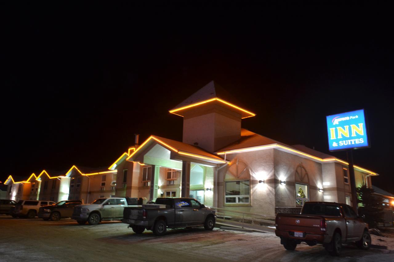 Aurora Park Inn & Suites 도슨 크릭 외부 사진