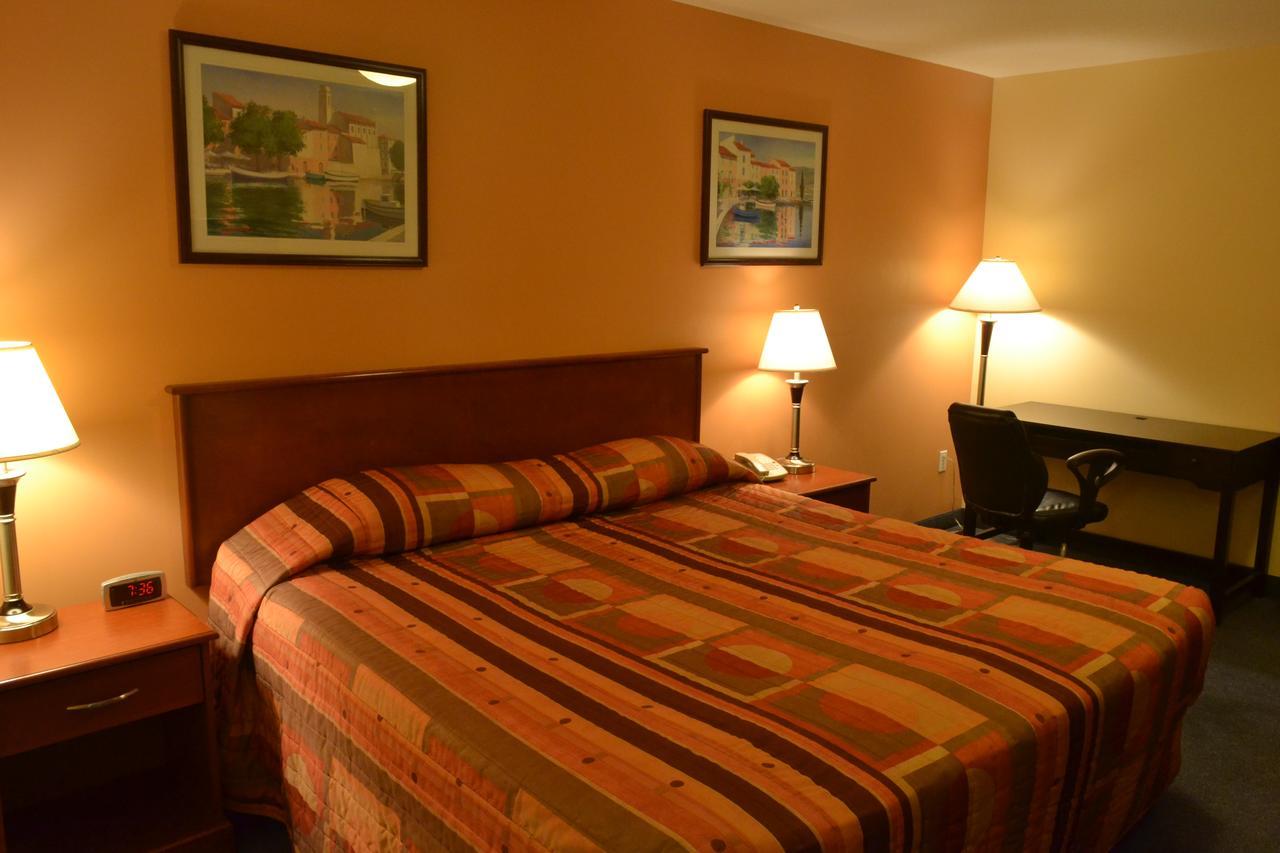 Aurora Park Inn & Suites 도슨 크릭 외부 사진