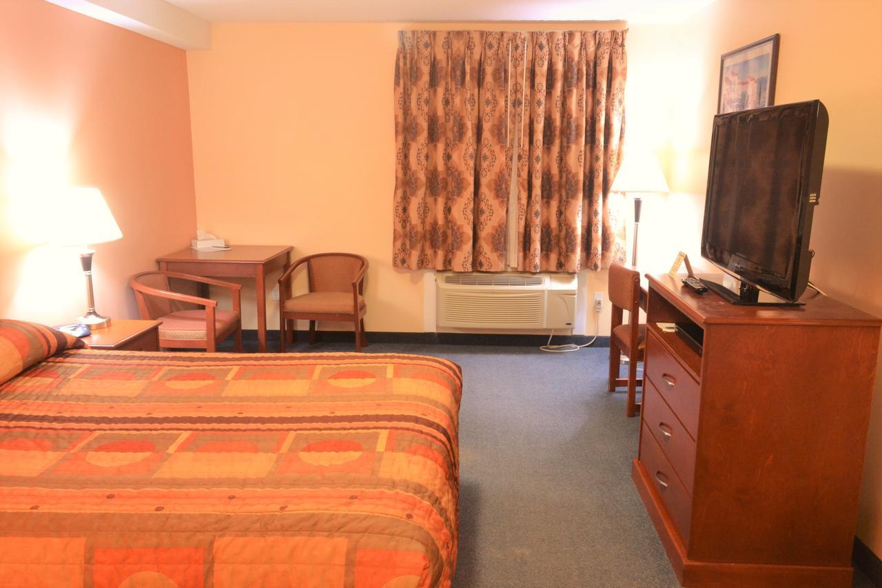 Aurora Park Inn & Suites 도슨 크릭 외부 사진