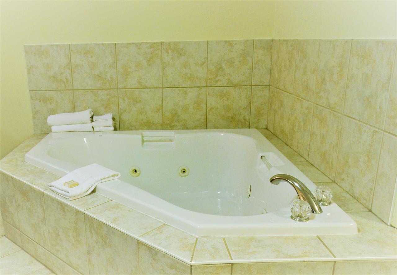 Aurora Park Inn & Suites 도슨 크릭 외부 사진